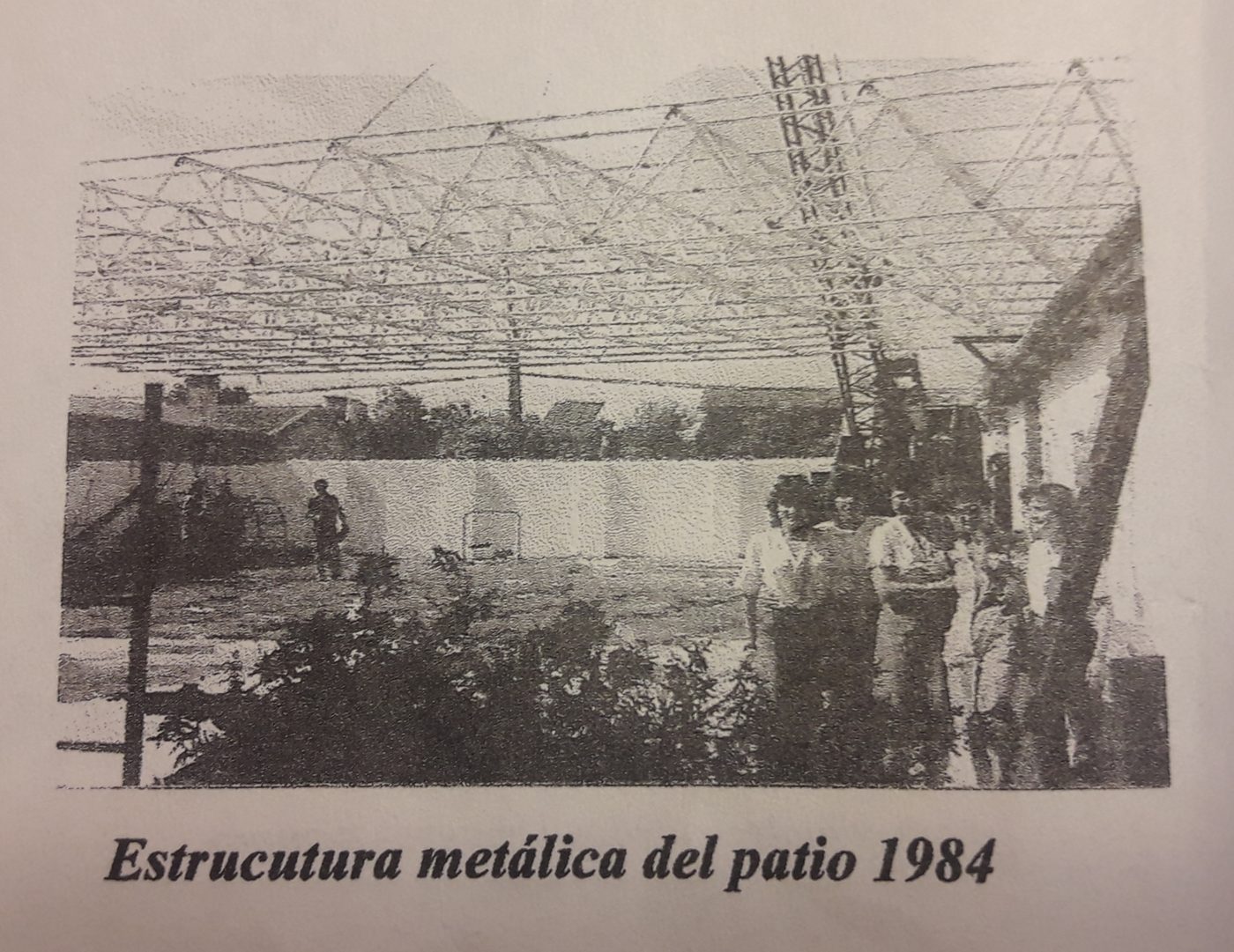 Estructura metálica del patio, 1984 · Archivo del Jardín San Genaro